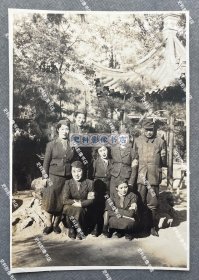 【太原史料】1941年10月19日 “太原陆军病院”内凉亭前枥山县慰问团一行合影照一张（凉亭建筑顶部有红十字标志。尺寸∶15*10.5cm）