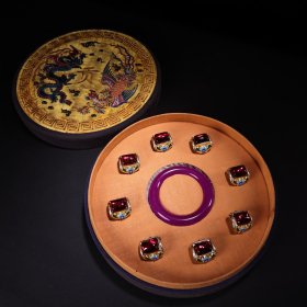 珍藏珍品旧藏收宫藏罕见高冰中玉石宝石首饰一盒 保存完好 配老漆器盒 手镯单支重90克 内径6厘米 戒指单个重24.8厘米 戒面19×14毫米 内径2厘米 硬度9级