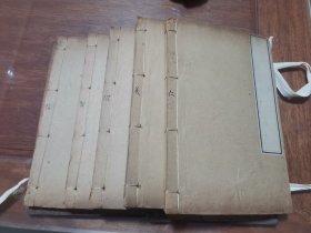 御制翻译诗经，满汉文对照，绝对少见，五本一套全，尺寸25*16*5.5cm，个别地方有点焦脆，无大碍，品如图所示喜欢的联系