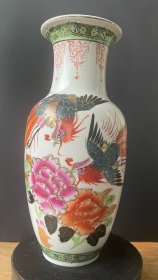 70年代左右手绘描金凤凰牡丹富贵图花瓶，全品，尺寸高25.7厘米，口径9.1厘米，底径6.8厘米，最大肚径约12厘米，诚信交易，谨慎拍，售后不退。