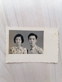 黑白照片：五六十年代夫妇留影