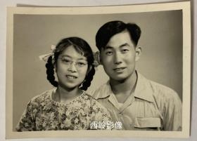 【老照片】1950年代年轻夫妻合影 （画面清晰，品相完好）
