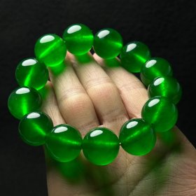 珍藏颗颗完美-冰冰透透帝王绿翡翠材料-圆珠手串 13颗
珠子直径：18mm 
总重量：94.8克左右