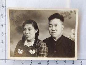 50年代帅哥与粗辫子美女合影泛银照片(高存厚相册)