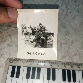 老照片182——70年代长春胜利公园内毛主席雕像前照片