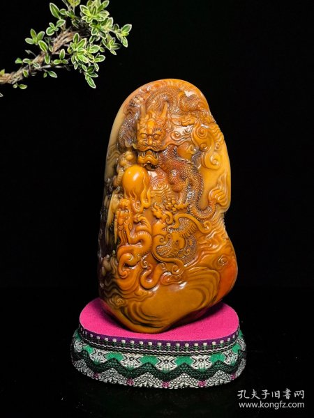 回流珍品，寿山石极品三彩田黄印章摆件 大清著名雕刻家【吴昌硕】之藏品 取材上乘寿山三色田黄石，色泽鲜艳饱满，机理细腻油润，质地纯净透通，工艺精湛一流，黄田似金，红田似血，白田似银，三色田黄天然浑为一体，祥龙威武霸气，栩栩如生，包浆醇厚自然，实属收藏观赏珍品 【品名】天降祥瑞，龙行天下 【尺寸】高19.2×宽12 【重量】1960