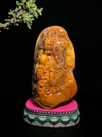 回流珍品，寿山石极品三彩田黄印章摆件 大清著名雕刻家【吴昌硕】之藏品 取材上乘寿山三色田黄石，色泽鲜艳饱满，机理细腻油润，质地纯净透通，工艺精湛一流，黄田似金，红田似血，白田似银，三色田黄天然浑为一体，祥龙威武霸气，栩栩如生，包浆醇厚自然，实属收藏观赏珍品 【品名】天降祥瑞，龙行天下 【尺寸】高19.2×宽12 【重量】1960