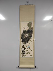 天津著名画家梁琦弟子陈寿鹏作品《荷花》陈寿鹏 1944年 山西人，早年居天津，为绘画大师梁崎先生的入室弟子，50年代参加孙其峰先生主板的天津二宫国画研究班，的孙其峰先生请授，78年为天津杨柳青画社特邀画家，他画风质朴典雅，功底扎实，立意新颖，作品曾参加85年法国国际绘画展并获奖，许多作品参加国内外美展。