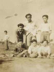 民国上海风景老照片虹口公园踢足球的少年