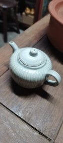 清代或更早的菊瓣纹月白釉茶壶一个！釉色青白，釉水肥厚。长13厘米，直径8厘米，高8厘米。口沿有小线，盖后配，其他较完整！