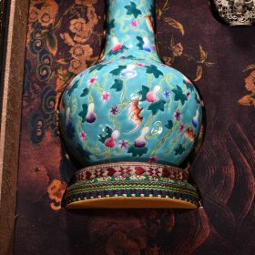 清乾隆珊瑚绿地珐琅彩福寿天球瓶 盒高27.5厘米 宽27厘米 瓶高19厘米 宽12厘米