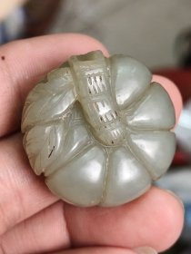 和田玉老玉雕，精细，底有暗纹，油性好