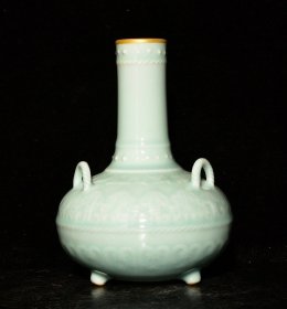 清乾隆单色釉刻花描金三系瓶，高20×14.5厘米