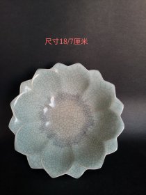 一线乡下出土的一件宋代完整呈荷花形，佛教供器，汝窑支丁烧制，宋代寺庙使用，遗存浸骨土色冰裂纹包浆，依釉色温润如玉
