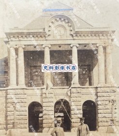 【济南史料】1910年代 日据胶济铁路期间 胶济铁路济南火车站前的日军步兵第41联队和步兵第54联队将领 原版老照片一张（胶济铁路济南站为胶济铁路的起点站，始建于1899年6月，建成于1904年7月13日。一战后日本占领胶济铁路，并通过1915年的“二十一条约”继承了德国在山东的包括胶济铁路在内的一切特权，1922年胶济铁路由中国赎回。）