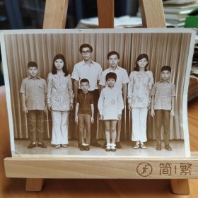 早期一个华侨家庭的全家福