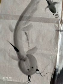 齐良末,年年有余图68×34软片,(价格可以商量)成交送荣宝斋拍卖图录,齐良末,男,字纪牛,号耋根。汉族,湖南湘潭人,1938年生于北京。中国画研究会会员,北京书画研究会会员,北京残疾人协会顾问,海南中岛集团艺术顾问。系齐白石幼子,母亲胡宝珠为齐白石的继室。自幼随父学画,攻山水、人物、花卉,追求齐派风格。