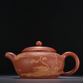 u清代 紫砂泥绘山水图茶壶。