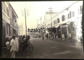 【珍贵影像】1910年代福建福州南街沿街商铺建筑及周边场景，右侧有一“铭江楼理发所”，可见路面和电线杆分布状况，电线杆上贴有仁丹广告。老照片内容丰富，时代特征凸显、甚为难得