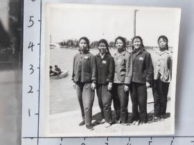 60-70年代粗辫子美女五朵金花胸前佩戴红卫兵布标合影照片(少见)