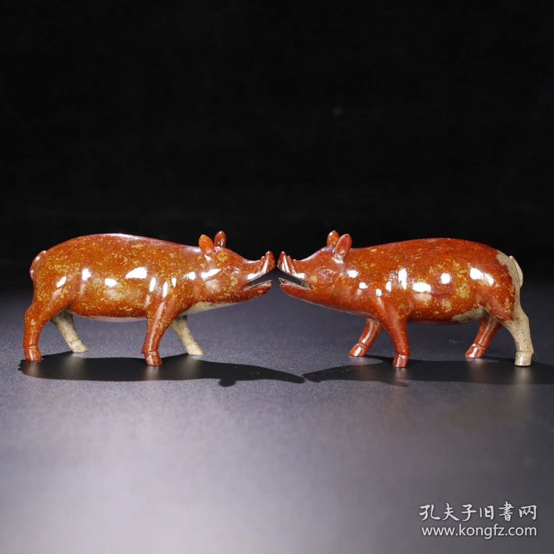 旧藏 和田玉猪一对，玉质细腻油润，包浆老道，尺寸 长 13厘米，宽 4厘米，高 6.8厘米，总重 662.5克