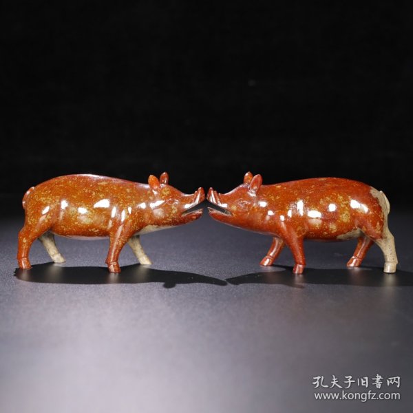 旧藏 和田玉猪一对，玉质细腻油润，包浆老道，尺寸 长 13厘米，宽 4厘米，高 6.8厘米，总重 662.5克