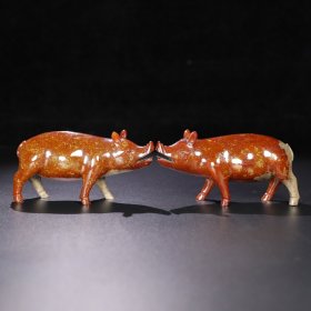 旧藏 和田玉猪一对，玉质细腻油润，包浆老道，尺寸 长 13厘米，宽 4厘米，高 6.8厘米，总重 662.5克