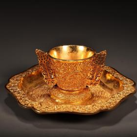 珍藏乡下收纯铜高浮雕龙凤带托盘供杯  酒杯一个
单个重884克  高8.5厘米  宽18厘米  
1680元一套
003459