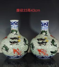 大明嘉靖年制五彩鱼藻纹天球瓶，全品无残，品相完整，成色如图。