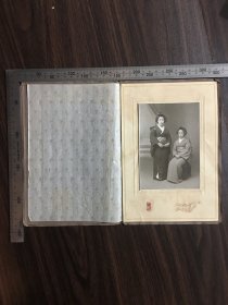 百年留影，日本大正七年（1918年）两个和服贵妇合影老照片，对应民国七年，带原册页压花衬板，尺寸品相如图，100包邮。