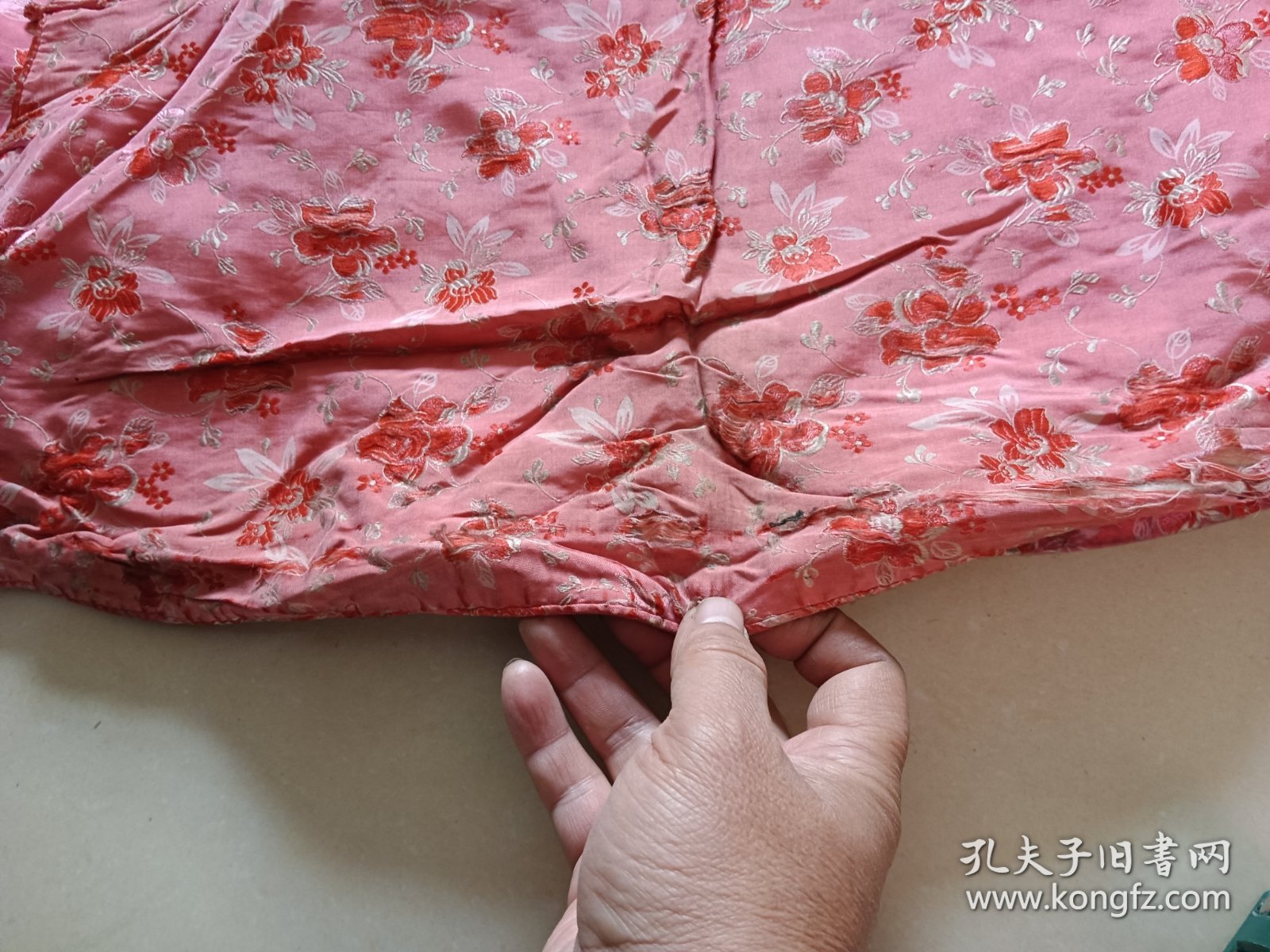 手工缝制老搭襟花袄 老褂子 图六肩下有磨残 图七衣襟下有几处磨残 衣领磨损，图九背面一处破损收藏摆件道具不保合身