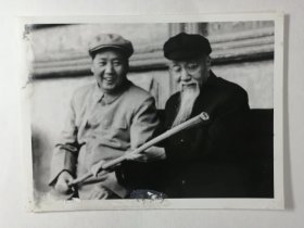 老新闻照片（1954年毛泽东和著名爱国人士陈叔通先生在北京）