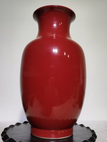 红釉瓶