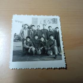 老照片–十名青年在人民公园合影
