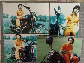 孙笑一照片14张合售.均是当代歌坛原版6寸老照片，实物拍摄有现货，要了可以直接下单。 抽11－1－058