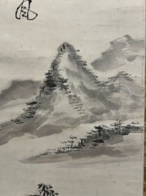 【平尾竹霞】
名称:字画【古筆山水图】老作品，
作者:平尾竹霞
材质:纸本绫裱立轴
规格:34*136（画心尺寸cm)
        47*199（整体尺寸cm）
品相:如图 老旧，黄斑，脱裱，铅笔污渍，
《不刀价格，喜欢直接拍下即可》