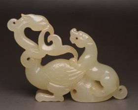 和田玉龙凤呈祥 规格: 7.3×5.1×1.9厘米，重 55克。 玉质温润细腻，沁色自然，刀功老道，皮壳包浆一流，雕刻生动，线条流畅，品相完美！