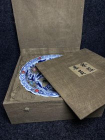 青花瓷精品盘子 “艺术瑰宝，青花至尊” ， 青花瓷，位居瓷器首位，中国独有之艺术品。青花瓷又称白地青花瓷，常简称青花，中华陶瓷烧制工艺的珍品，是中国瓷器的主流品种之一。 收藏送礼佳品