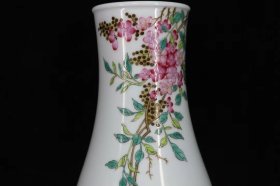 瓷器～乾隆粉彩花卉纹赏瓶
宽15厘米高31厘米
编号91000k610773