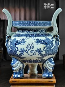 重器【大明宣德年制】精工细作满工青花双龙戏珠纹三足冲耳鼎。 图中鼎器型敦实，青花发色纯正，绘笔流畅，分水技法娴熟，深、浅晕染，明暗秩序，层次分明，极为精美。绘制龙纹威风凛凛，怒目圆睁，毛发分批，气势十足、活力满满、祥瑞满天。其胎骨厚重，压手十足，器形端庄周正，敦厚古朴，一眼大开门，品相完整，成色如图。