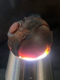 精美亚光高润度战国红玛瑙手工俏色巧雕鲤鱼戏珠，圆珠一个！
