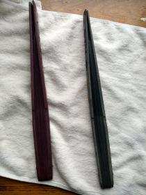 旧藏八十年代老扇骨（书画扇扇骨）两把，没有扇面，是十寸15方的，十三根小骨两个大边的，扇面和现在的十寸15方的相同，包浆厚重。本店多拍邮费合并一公斤以内一个价格