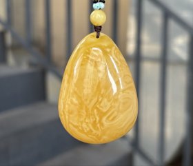 琥珀，精品俄料花纹鸡油黄蜜蜡水滴挂件，水滴尺寸51.2-36.5-20，全品，手工编织蜜蜡绳，简单百搭，净重21.97克，佩戴精美漂亮，高端大气，送礼自留首先推荐。