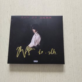 LUV IN DARK 爱在黑暗里（光盘1张）签名本、带盒、请看图