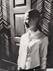 建国早期门口长辫子美女老照片