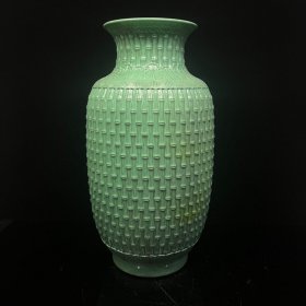大清乾隆年制款雕刻瓷竹节纹饰冬瓜瓶