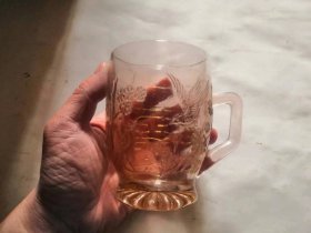 老的玻璃喜上眉梢和喜字图案杯子，品相如图，完好，十分怀旧，质量非常好，杯子高11.5，杯子直径8.5厘米。