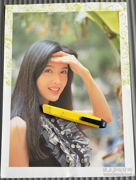 周慧敏原装港版彩页五页，涉及大16开铜版纸三张，明星彩页，明星切页，港台明星，有一张反面是黎明的彩页，货号：书柜散1