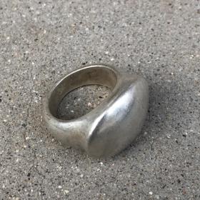 收到素面银戒指一个，做工精致漂亮，尺寸如图！！