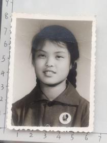 60年代粗辫子美女佩戴毛主席像章泛银照片